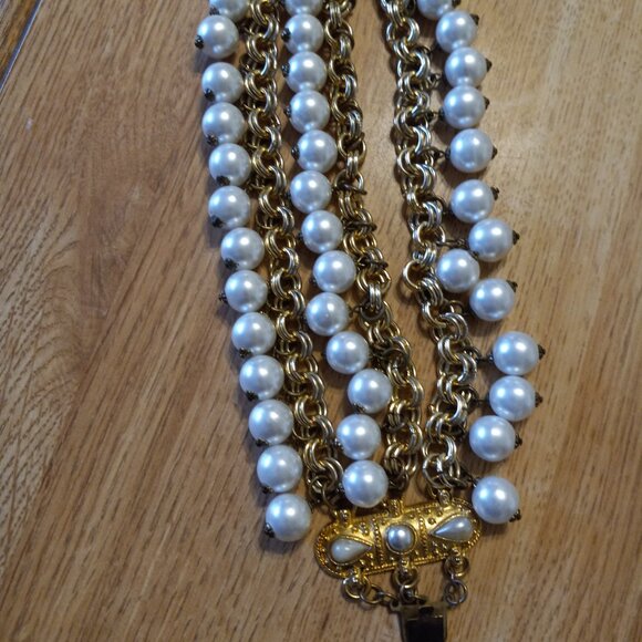 VINTAGE GOLD TONE w THREE R0WS GLASSS PEARLS BRACELET - Picture 2 of 4